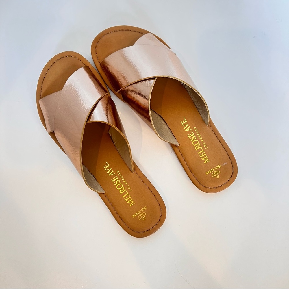 NWOT Melrose Ave. Los Angelos Rose Gold Slides